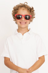 Cooler Junge mit roter Sonnenbrille