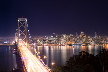 Fototapeta na wymiar Panorama San Francisco i Bay Bridge w nocy
