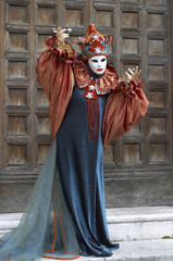Fototapeta na wymiar Osoba w stroju weneckiego uczęszcza Karnawał w Wenecji.