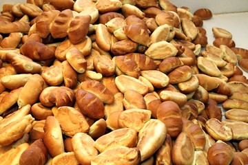 Frisch gebackene Broetchen in einer Bäckerei