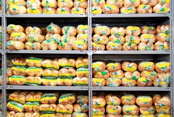 Abgepackte Backwaren im Lager einer Industriebäckerei