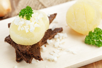 Harzer Käse auf Schwarzbrot