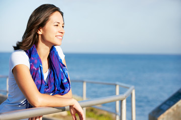Fototapeta na wymiar Hispanic Kobieta Patrząc za balustradę Na Morzu