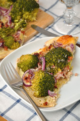 Brokkoli Zwiebel Speck Pizza