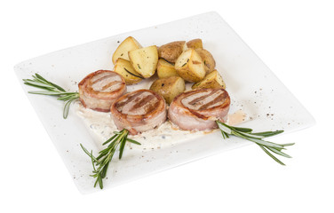 Grilled steak wrapped in bacon, with grilled vegetables, mashed