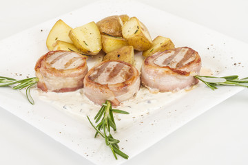 Grilled steak wrapped in bacon, with grilled vegetables, mashed