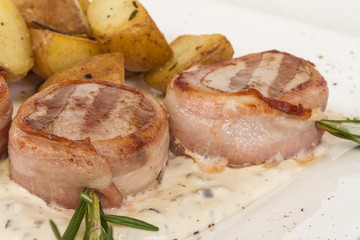 Grilled steak wrapped in bacon, with grilled vegetables, mashed