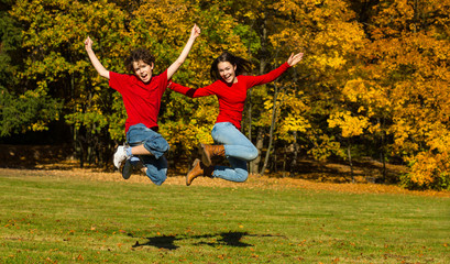 Obraz na płótnie Canvas Dziewczyna i chłopak biegi, skoki w parku
