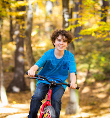 Fototapeta na wymiar Miejskie biking - nastolatek i rower w parku miejskim