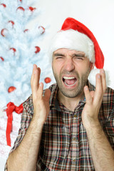 Brüllender Mann unterm Weihnachtsbaum