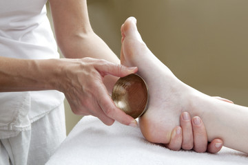 technique of the bronze bowl for an energetic massage - 47276861