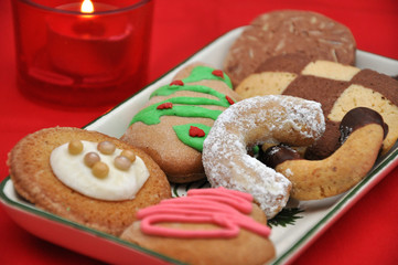 Weihnachtsplätzchen auf Teller mit Kerze