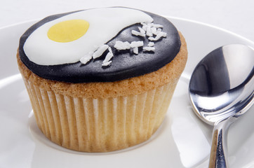cupcake mit Spiegelei und Kokosraspeln