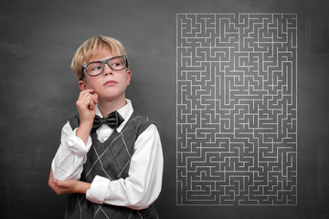 Junge mit Labyrinth auf Blackboard