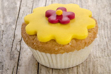 Cupcake mit roter Fondant Blume