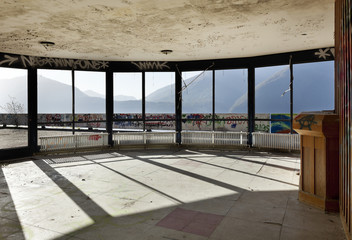 abandoned building, many windows