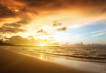 Fototapeta na wymiar zachód słońca na plaży w Morzu Karaibskim
