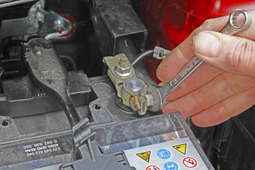 tightening battery terminal