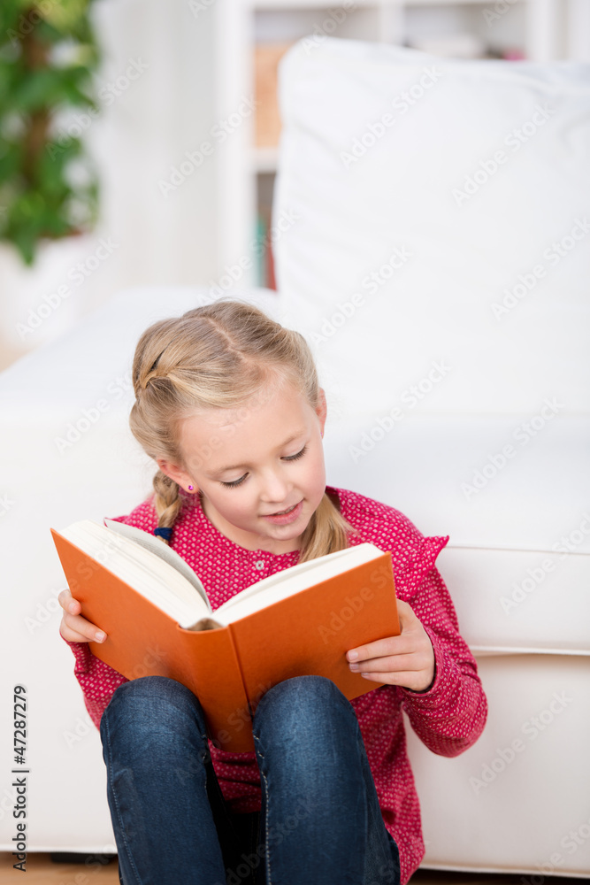 Poster mädchen liest ein buch im wohnzimmer