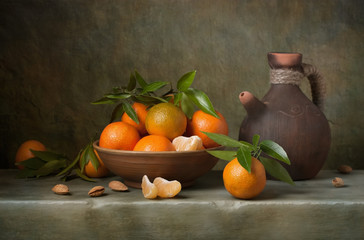Obraz na płótnie Canvas Martwa natura z mandarynki i dzbanek