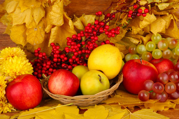 Obraz na płótnie Canvas Jesienne kompozycja z żółtych liści, jabłek i grzybów