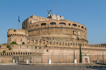 Fototapeta na wymiar Mauzoleum Hadriana, znany jako Castel Sant'Angelo w Romie