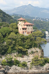 Fototapeta na wymiar Luksusowy zabytkowy dom wzdłuż wybrzeża włoskiego