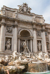 Fototapeta na wymiar Fontanna di Trevi - najbardziej znane rzymskie fontanny na świecie. Ja