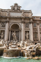 Fototapeta na wymiar Fontanna di Trevi - najbardziej znane rzymskie fontanny na świecie. Ja