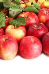 Fototapeta na wymiar soczyste jabłka czerwone z zielonymi liśćmi samodzielnie na białym tle