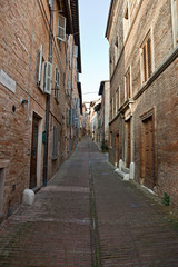 Fototapeta na wymiar Urbino, na wąskiej drodze w historycznym centrum