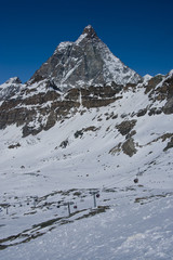 Fototapeta na wymiar Stoki narciarskie pod Matterhorn