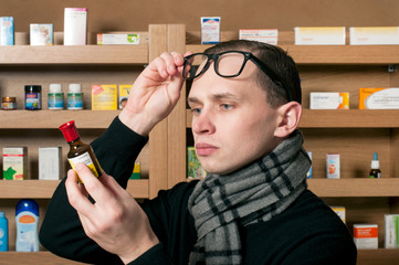 Junger Man in einer Apotheke.