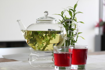 Tee mit frischen Kräutern und Früchte-Tee