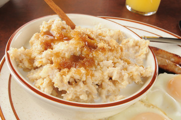 Oatmeal with brown sugar and cinnamon