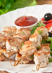 skewers of chicken with salad 