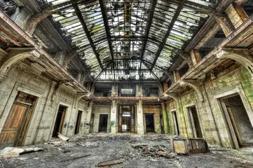 Fototapeten Schönes Glasdach in der Halle einer verlassenen Zentrale © tobago77