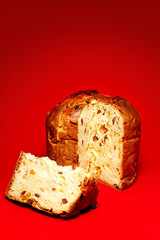 Panettone su sfondo rosso