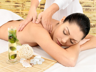 Fototapeta na wymiar Kobieta o masaż ciała w salonie spa