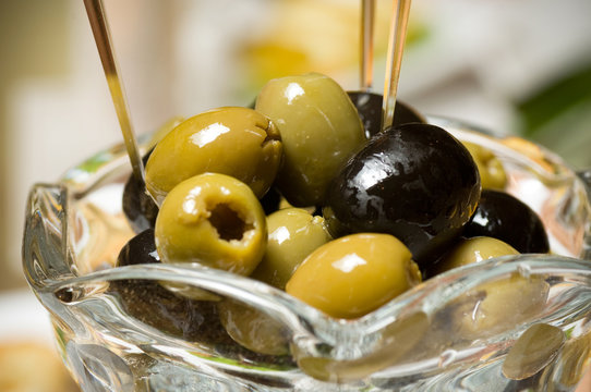 Black and seasoned green olives
