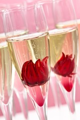 Sekt mit Hibiskusblüte © victoria p.