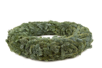 Adventskranz ohne Dekoration auf weißem Hintergrund