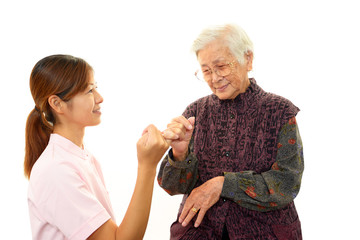 指きりをする高齢者と看護師