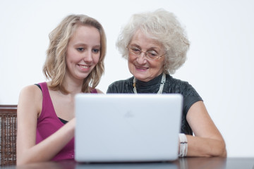 Enkelin erklärt Großmutter den Laptop