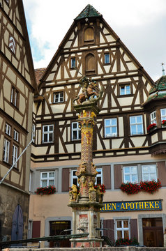 Rothenburg ob der Tauber,fontana e edificio  mostra d'arte 2