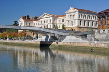 Fototapeta na wymiar Uniwersytet Deusto, Bilbao (Hiszpania)