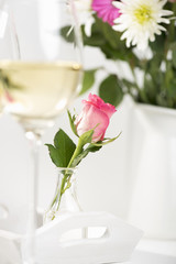 Weißwein mit Blumen