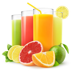 Isolierte Getränke. Gläser frische Zitrussäfte (Orange, Grapefruit, Zitrone, Limette) und geschnittene Früchte einzeln auf weißem Hintergrund