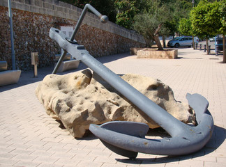 Obraz premium A big anchor near the port of Mahon