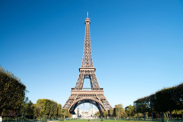 Fototapeta na wymiar Jesień w Paryżu - Wieża Eiffla